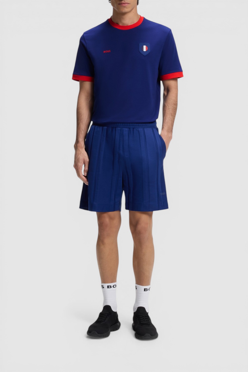 תמונת כל הלוק של חולצת טי בגזרה ישרה